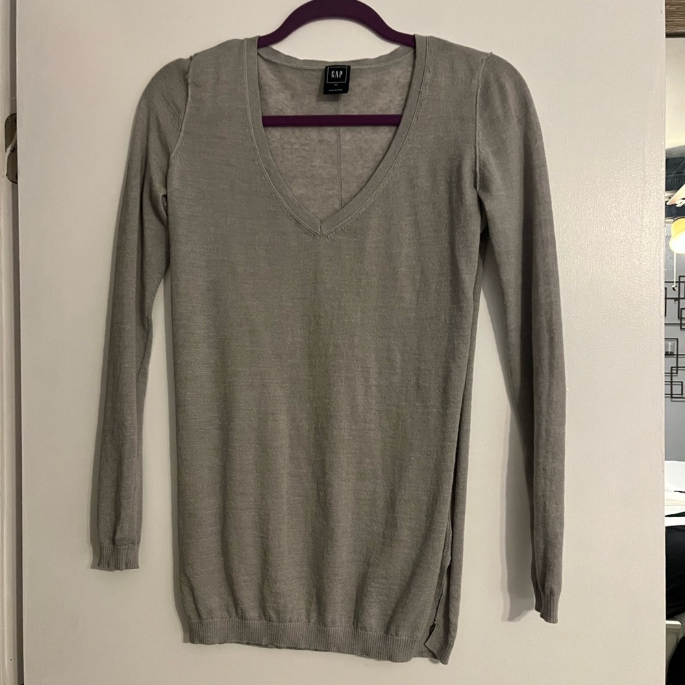 Gray 3/4 sleeve v neck knit top